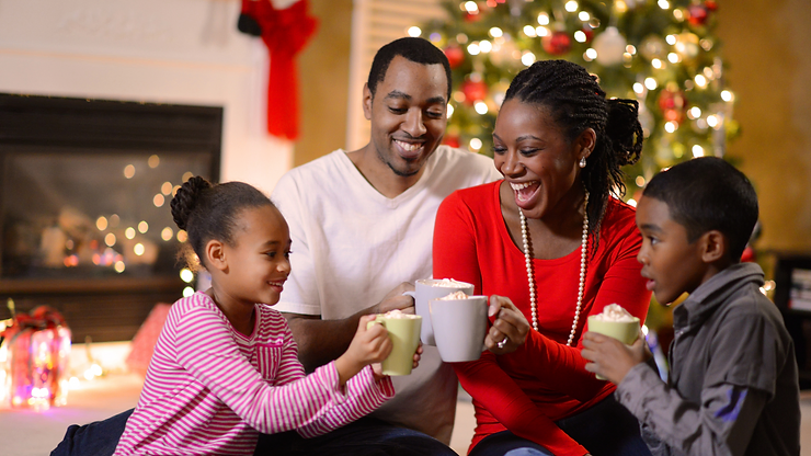 Imagem de família celebrando um feliz natal.