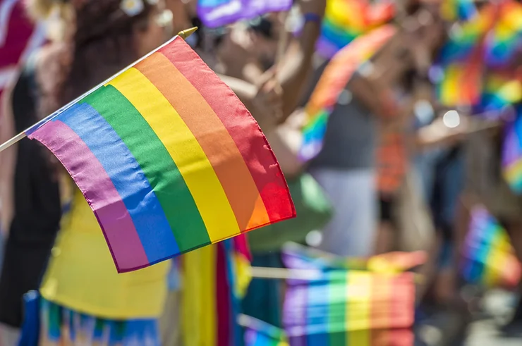 bandeira LGBT, ilustrando artigo sobre saúde mental LGBTQIAP+.